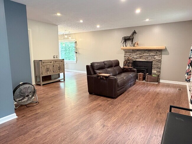 Foto del edificio - Wooded Retreat with Community Lake Access – Hendersonville, NC