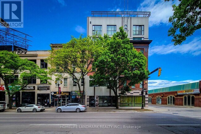 Photo du bâtiment - 121-121 King St E