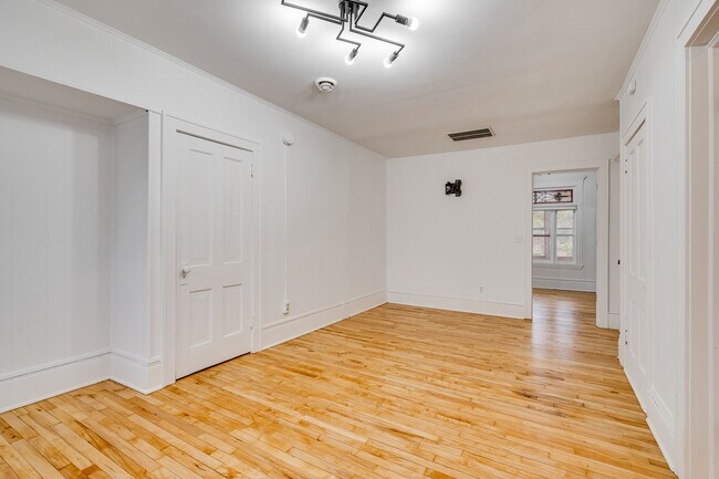 Foto del edificio - 651 Adams St NE