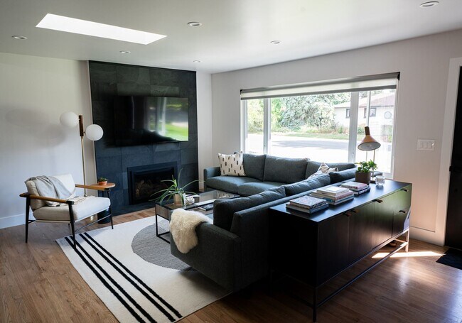 Foto del edificio - STUNNING MODERN FARMHOUSE in North Boulder...