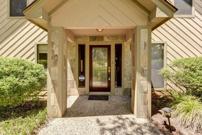 Building Photo - 10045 Valley Dr S