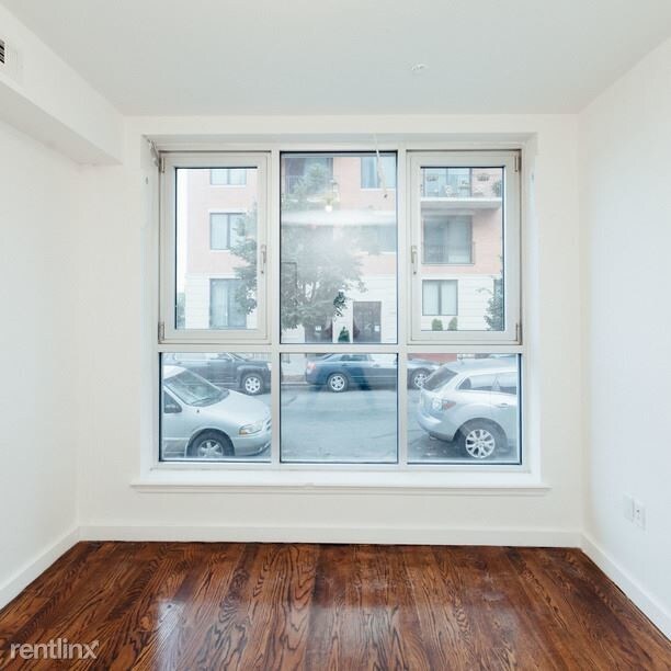 Foto principal - 293 McGuinness Blvd
