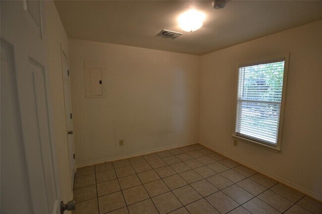 Building Photo - 253 Old Groveton Rd