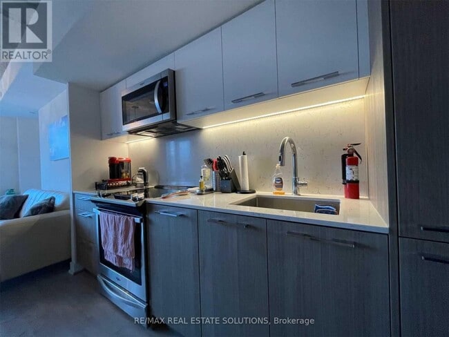 Building Photo - 15 Baseball Pl