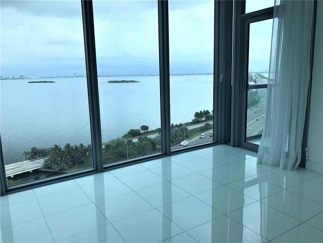 Foto del edificio - 601 NE 36th St