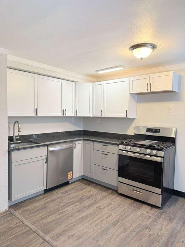 Building Photo - Spacious and beautifully updated 3-bedroom, 1.5-bath