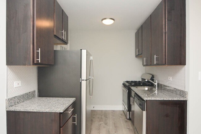 Building Photo - 702 W Brompton Ave