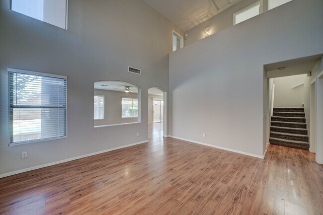 Foto del edificio - 4 Bedroom + 2.5 Bathroom + 2 Car Garage + ...