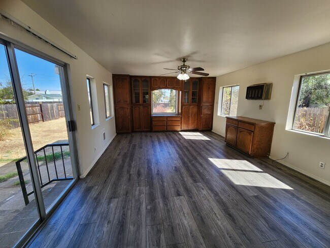 Foto del edificio - 4 bedroom 2 bath home with large fenced ba...