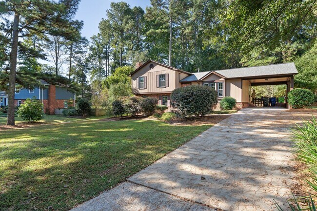 Foto del edificio - Gorgeous contemporary split-level near Lak...