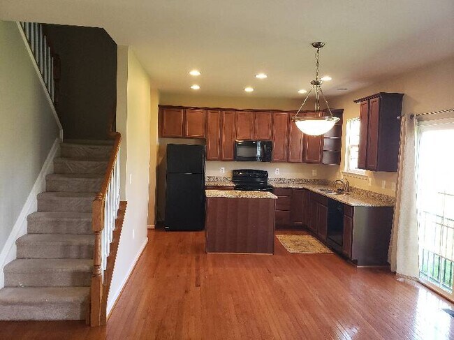 Building Photo - Charming 3BR, 2.5 BA in Great Location
