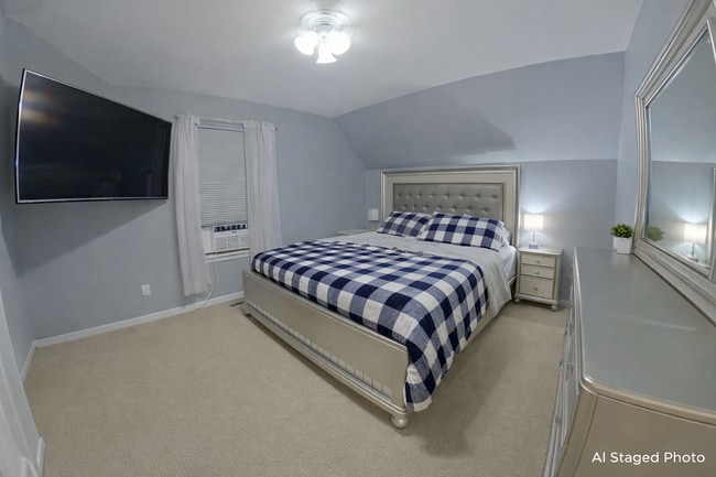 Foto del edificio - Beautiful West Side Stand Alone Home with 2 Car Garage! Available July 3rd!