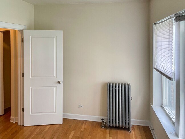 Foto del edificio - 3921 N Pine Grove Ave