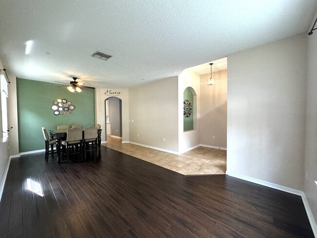 Building Photo - 920 Lost Grove Cir