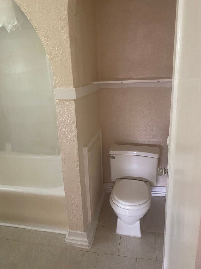 Foto del edificio - 2 bed 1 bath for lease near downtown