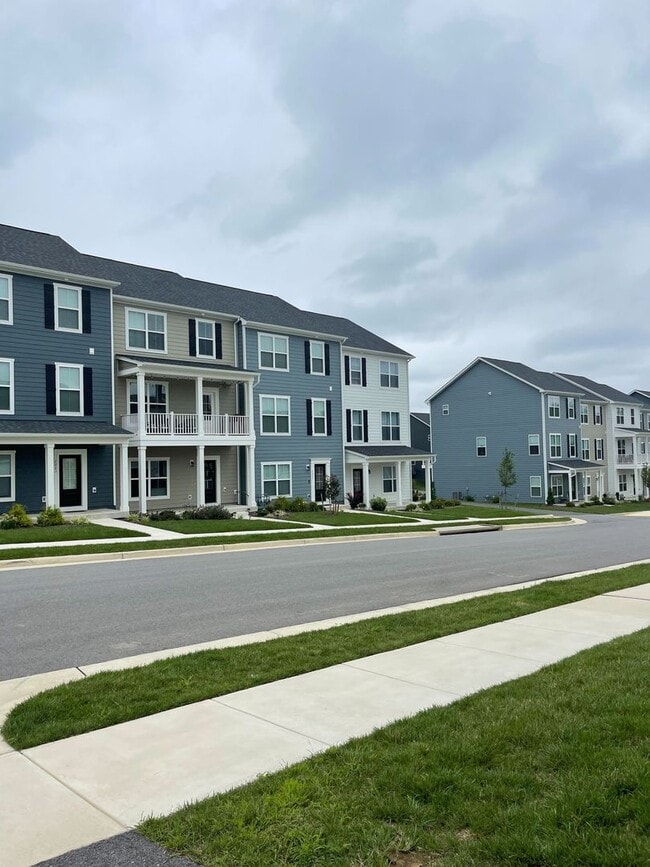 Building Photo - Spacious Home in Westhill Community