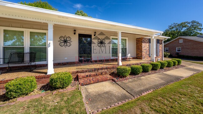 Building Photo - 2335 Nottingham Dr