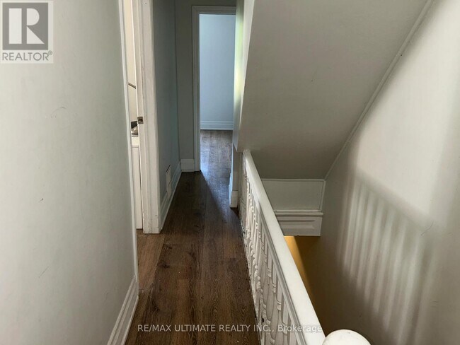 Photo du bâtiment - 120 Lansdowne Ave