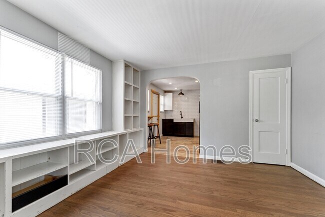 Foto del edificio - 4539 Crittenden Ave