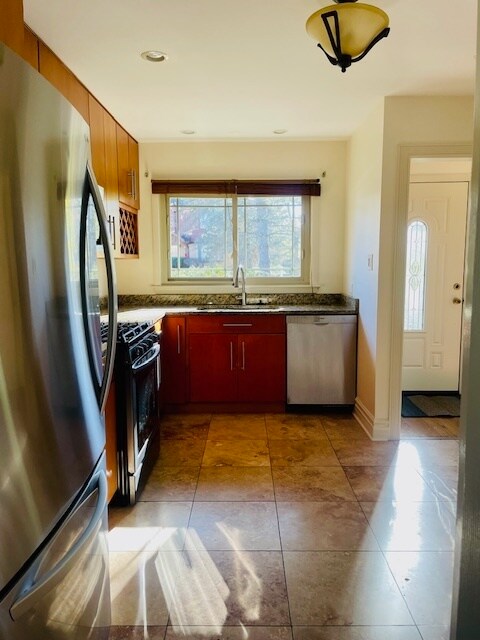 Foto del edificio - 2372 Farnsworth Ln