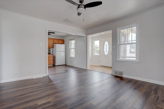 Building Photo - 3 Bedroom 1 Bathroom- Denver