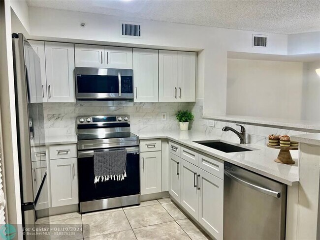 Foto del edificio - 4836 N State Rd 7