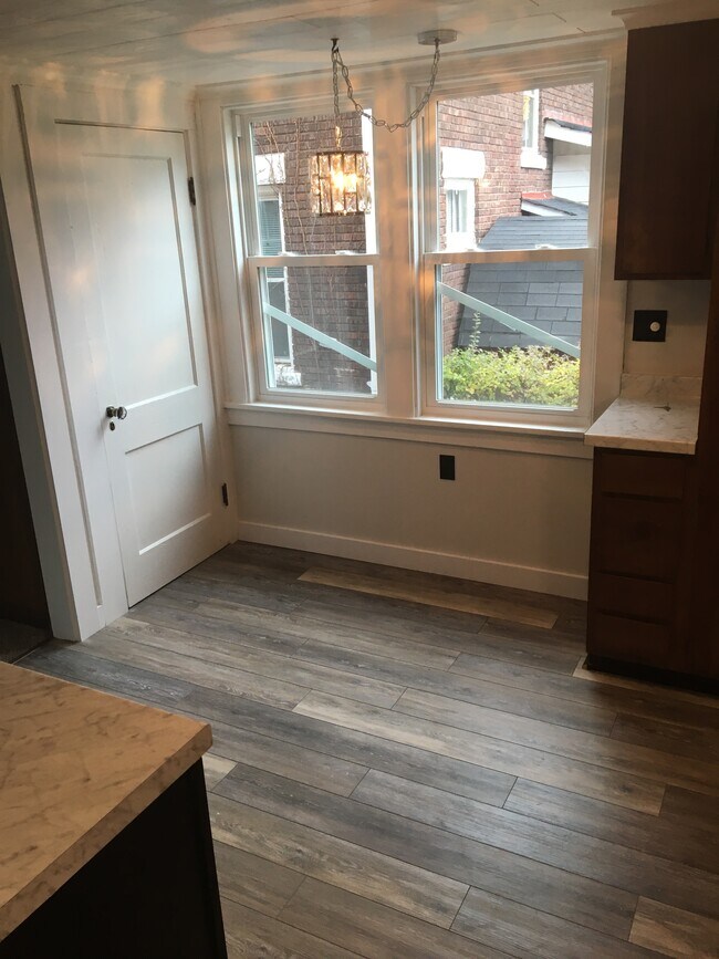 Foto del edificio - 1129 Brown Ave