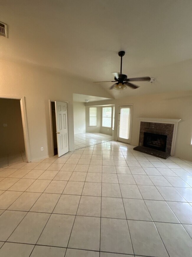 Foto del edificio - AVAILABLE NOW!