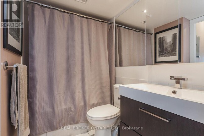 Building Photo - 255 Richmond St E