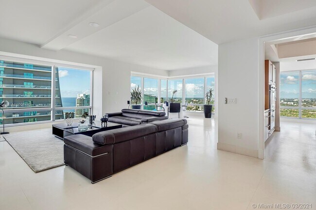 Building Photo - 1425 Brickell Ave