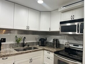 Building Photo - 4166 Inverrary Dr