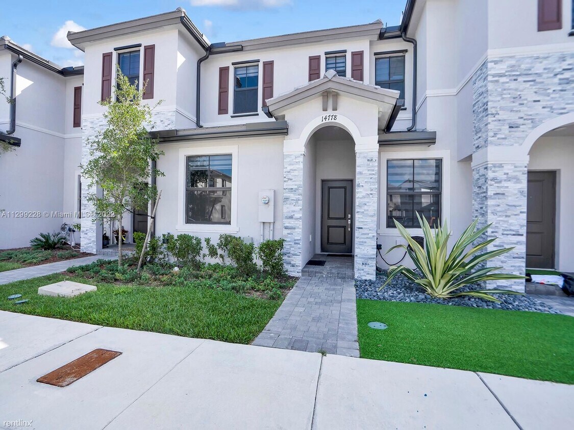 3 br, 3.5 bath Townhome Venezia Townhouse for Rent in Quail Heights