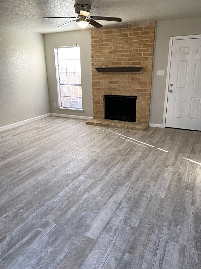 Building Photo - 7866 Gladys Ave