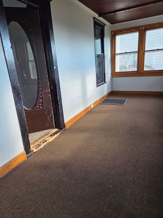Building Photo - Nice, spacious 3 BR, 1 BA house for rent