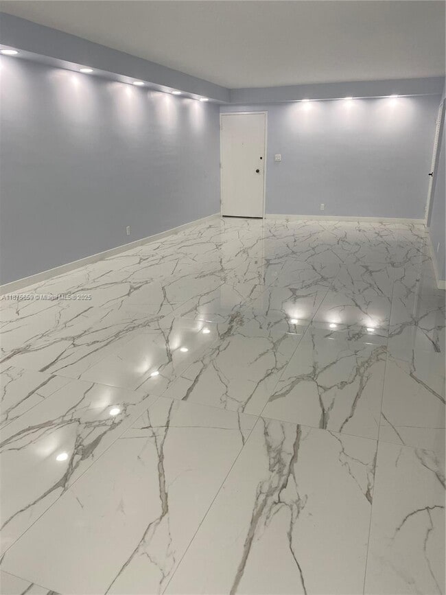 Foto del edificio - 9225 Collins Ave