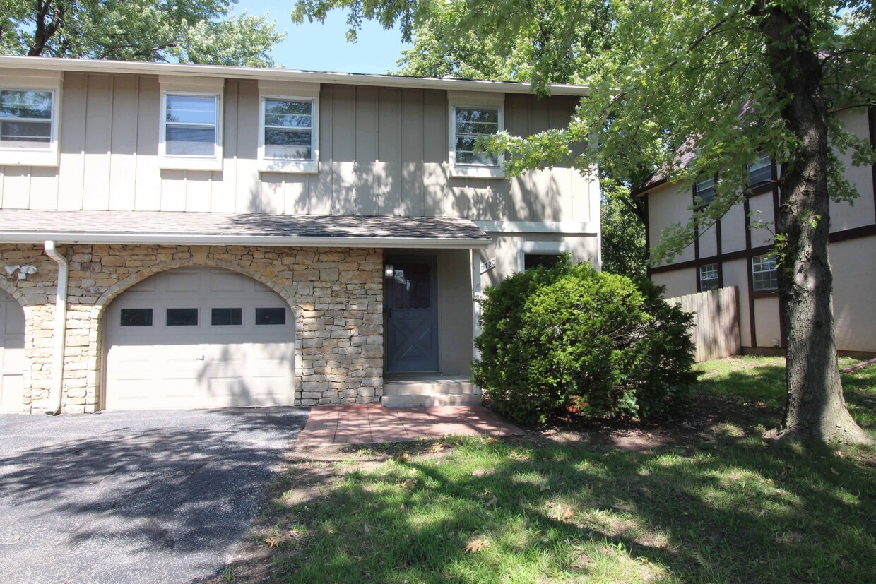 Foto principal - 3 Bed, 3 Bath Overland Park KS