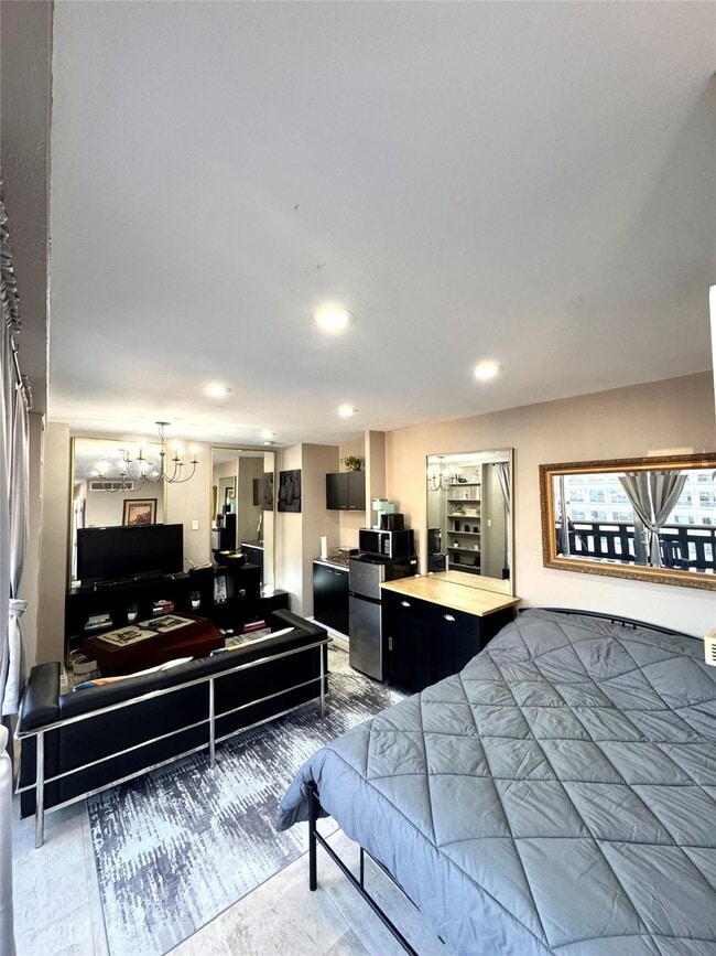 Building Photo - 2016 Main St