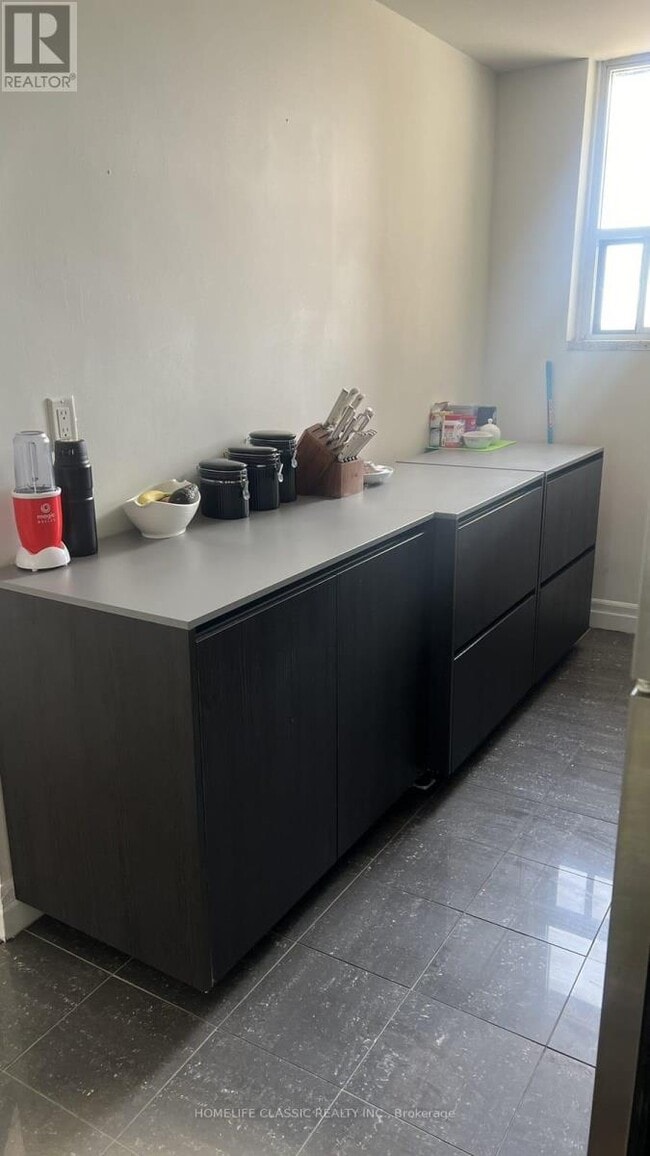 Photo du bâtiment - 765-1765 Steeles Ave W