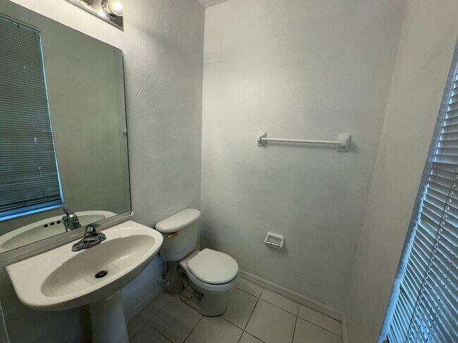 Building Photo - 1405 Lyonshire Dr