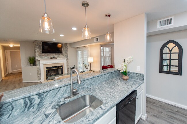 Foto del edificio - 9716 Lake Point Ct