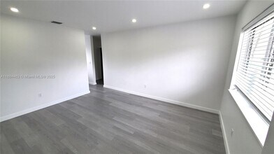 Building Photo - 215 Zamora Ave