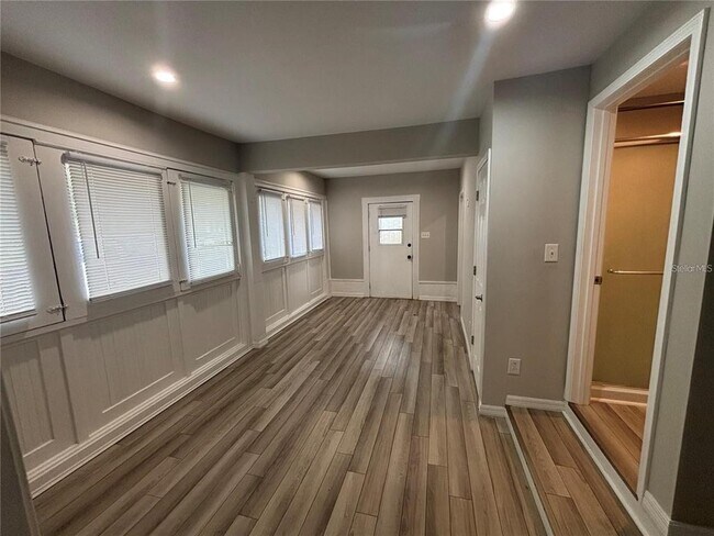 Foto del edificio - 107 W 6th St