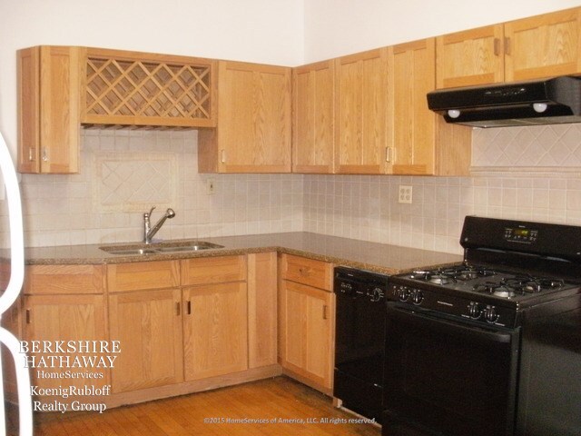 Building Photo - 2053 W Addison St