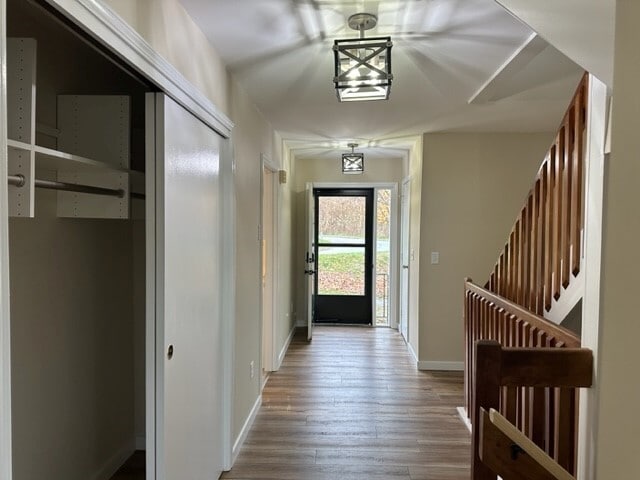 Entrada con amplio armario para abrigos y almacenamiento. - H5 Stonehedge Dr