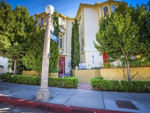 Foto del edificio - 2640 N Beachwood Dr