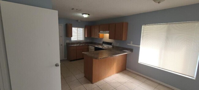 Building Photo - 2 bed / 1 bath duplex in Eatonville
