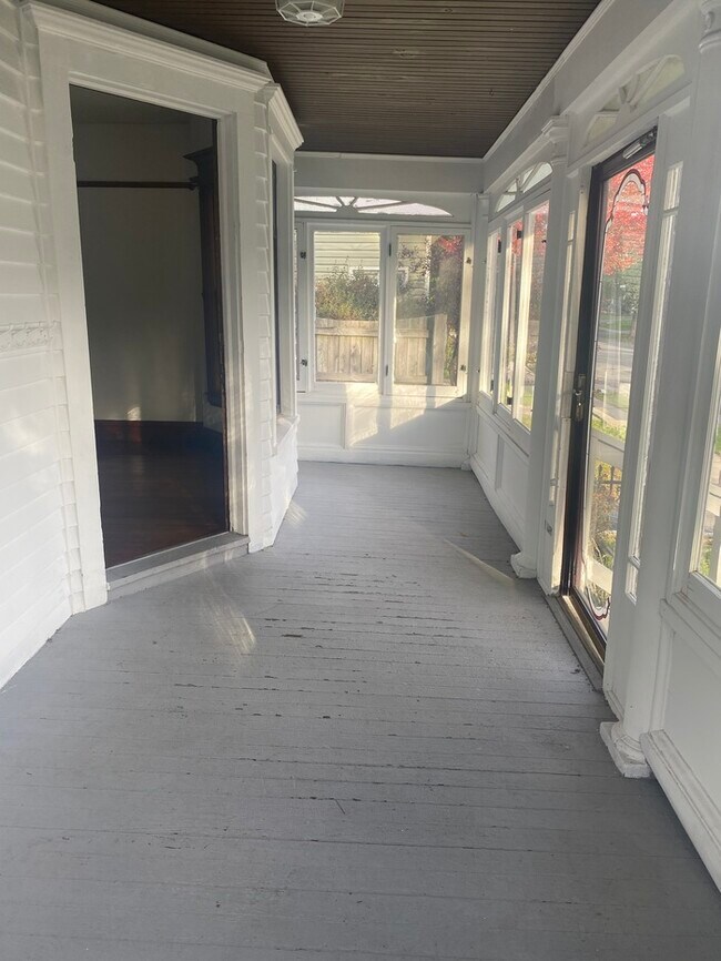 Building Photo - Gorgeous 3 bedroom 1 bath with 1 stall det...