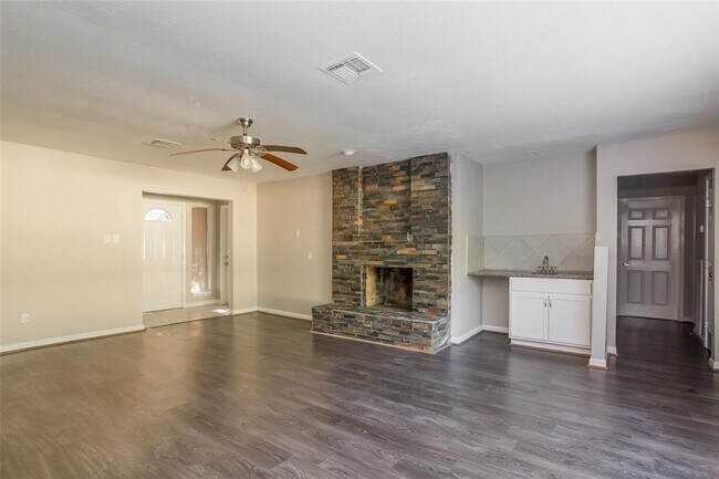 Foto del edificio - 5018 Pine Cliff Dr