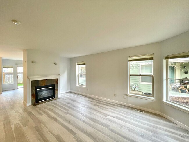 Foto del edificio - Remodeled Townhome in the Heart of Redmond...