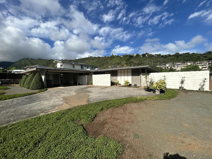 Primary Photo - KILAUEA AVE 3/2/2+den A/C, storage, workro...